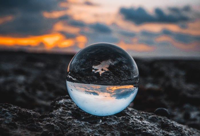 Cristallomancie : art de lire l’avenir dans une boule de cristal