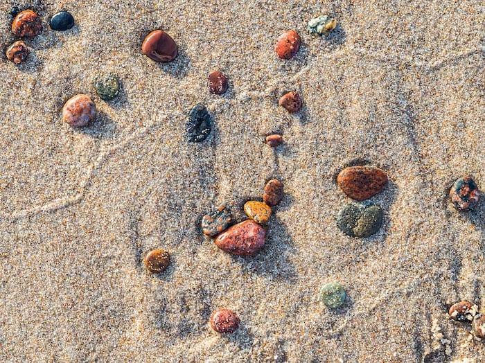 cailloux jetés sur le sable, utilisés en géomancie